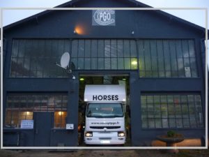 camion-sortant-usine-fabricant-camion-transport-chevaux-fontainebleau-gpo