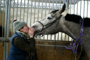 une-cavaliere-proprietaire-de-cheval-gris-embrasse-son-museau-photo-tendre-ecuries-nicolas-mergnac-nercillac
