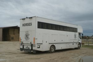 camion-7-places-chevaux-appartement-pour-concours-ecuries-nicolas-mergnac-nercillac