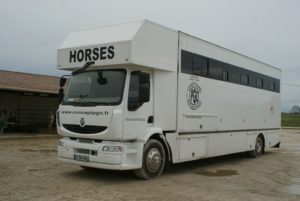 camion-blanc-7-places-chevaux-pour-concours-ecuries-nicolas-mergnac-nercillac-charente