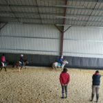 cinq-poneys-montes-par-leurs-cavaliers-lors-un-cours-dans-le-manege-couvert-ecuries-nicolas-mergnac