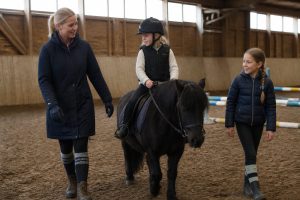 Réussir son stage poney à Cognac : âge, niveau et sécurité